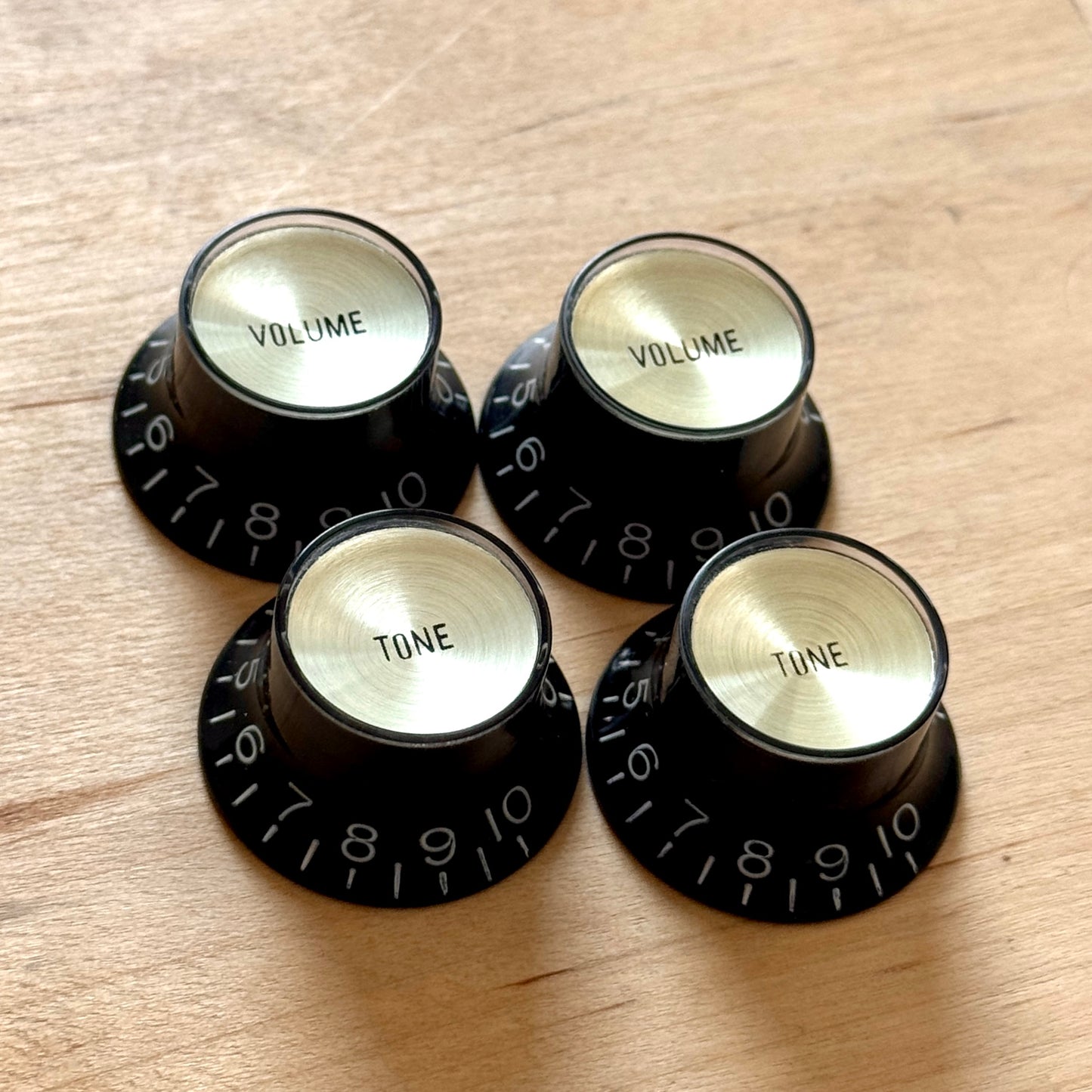 Vintage Reflektor-Knöpfe (Schwarz / Gold Kappe)