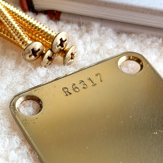 Vintage Halsplatte in Gold (Optionale Seriennummer)