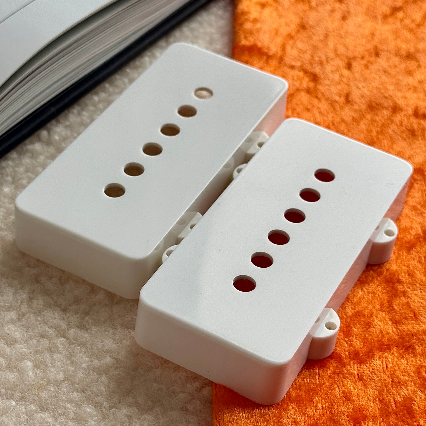Jazzmaster® Pickup-Kappen in Weiß