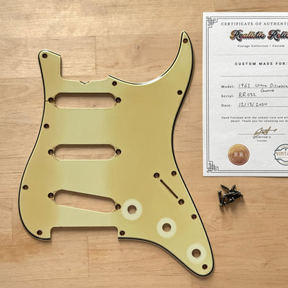 EINZELSTÜCK • Stark verfärbtes 1962 Strat® Schlagbrett in Mint