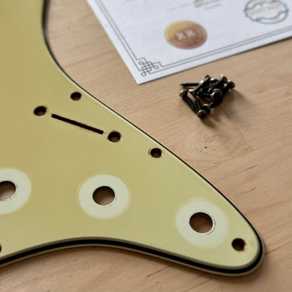 EINZELSTÜCK • Stark verfärbtes 1962 Strat® Schlagbrett in Mint
