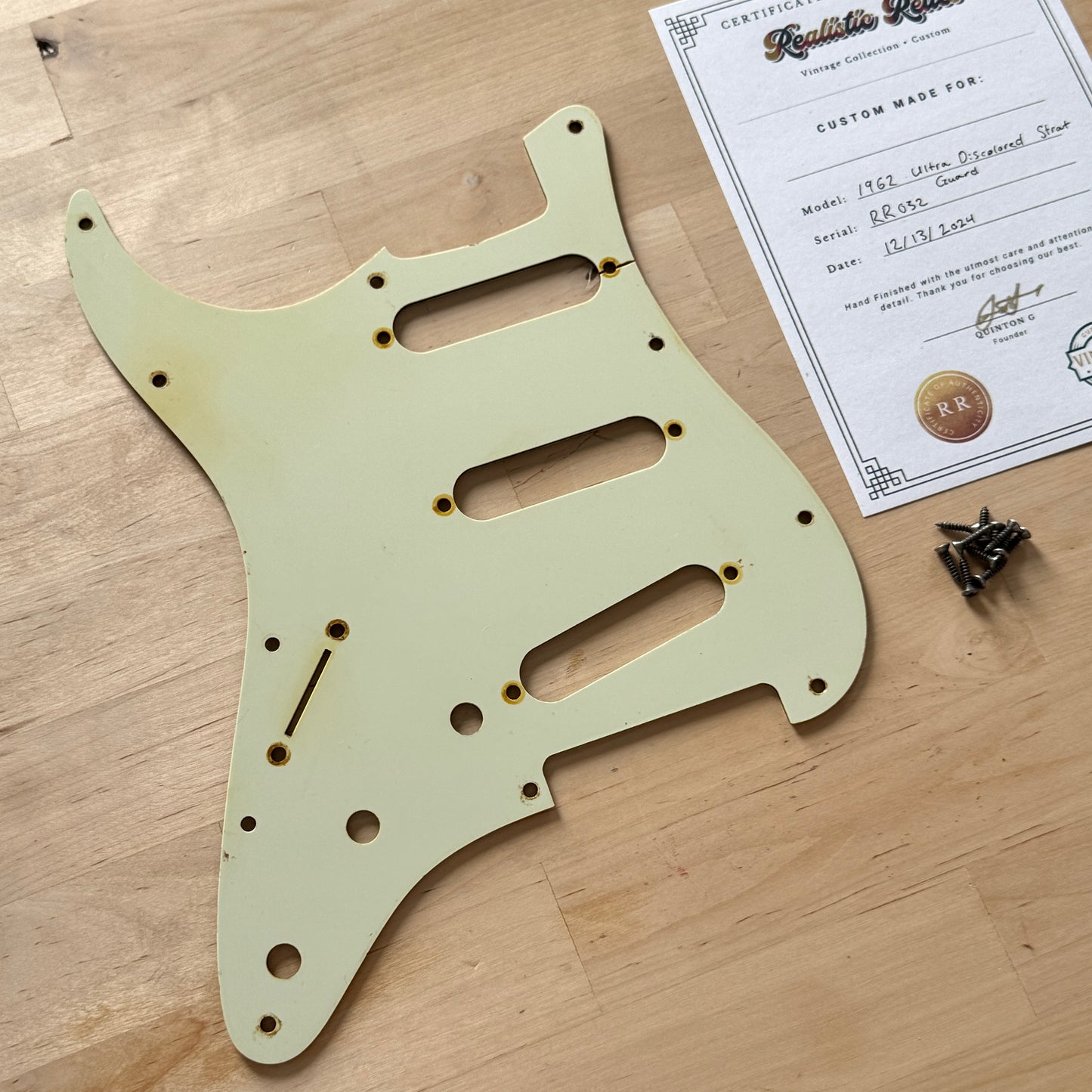 EINZELSTÜCK • Stark verfärbtes 1962 Strat® Schlagbrett in Mint