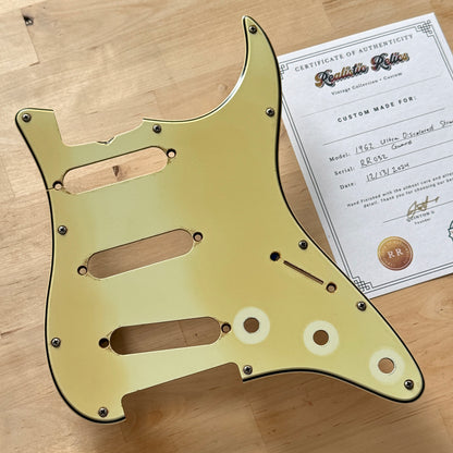 EINZELSTÜCK • Stark verfärbtes 1962 Strat® Schlagbrett in Mint