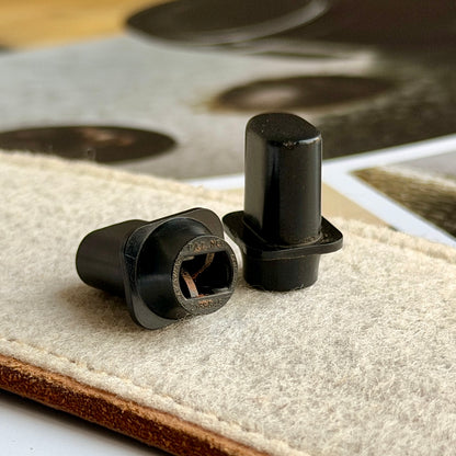 1950er & 1960er Jahre Bakelit Tele® Top Hat Schalterkappe • Daka Ware
