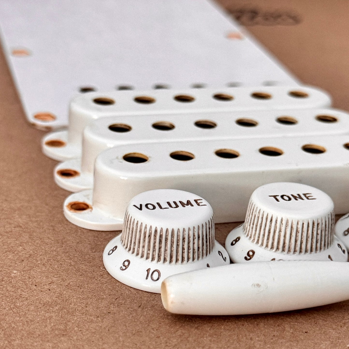 1954/1955 Strat® Komplettes Zubehörset (Bakelit-Stil)