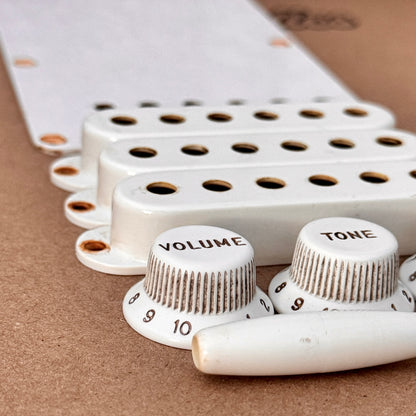 1954/1955 Strat® Komplettes Zubehörset (Bakelit-Stil)