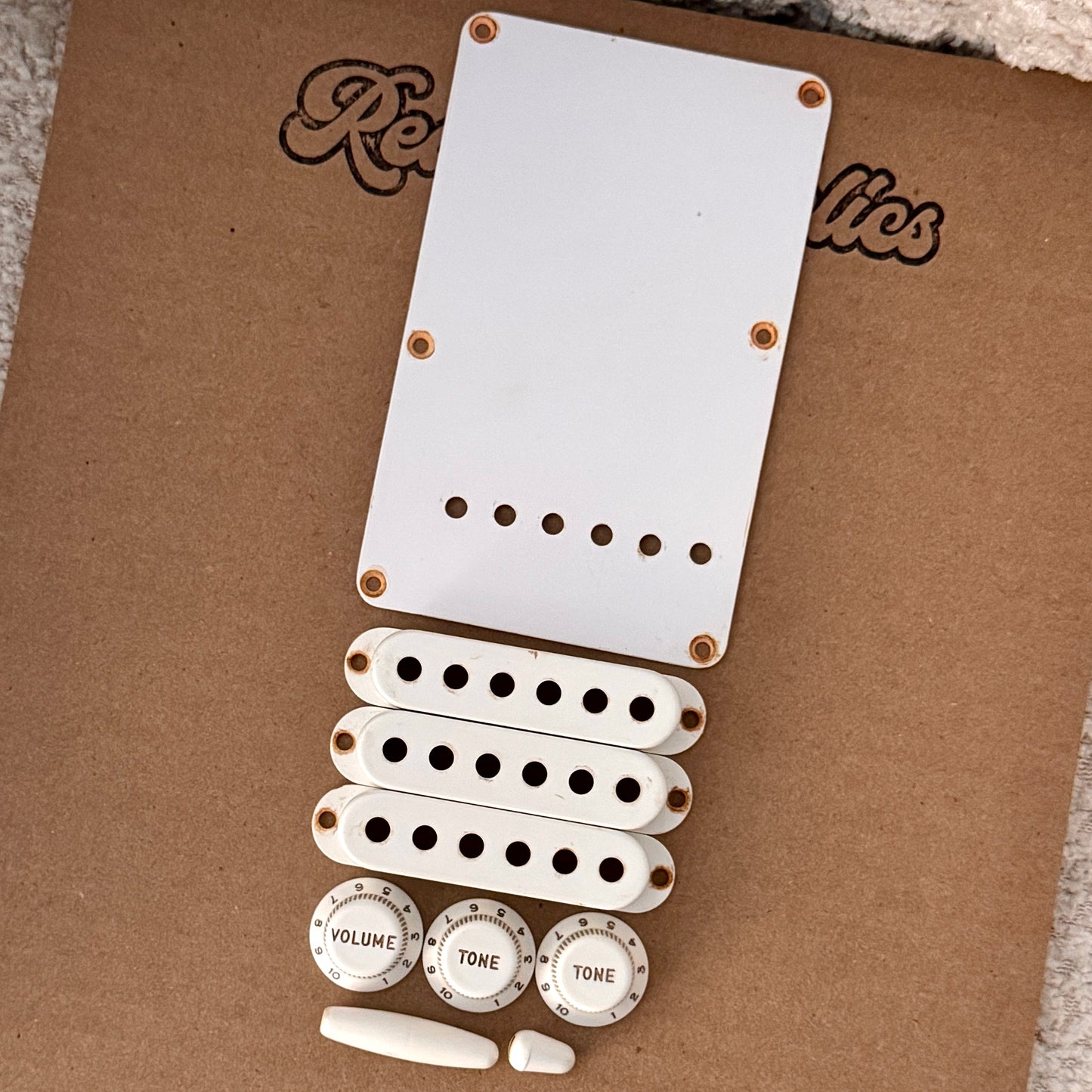 1954/1955 Strat® Komplettes Zubehörset (Bakelit-Stil)