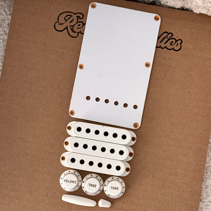 1954/1955 Strat® Komplettes Zubehörset (Bakelit-Stil)