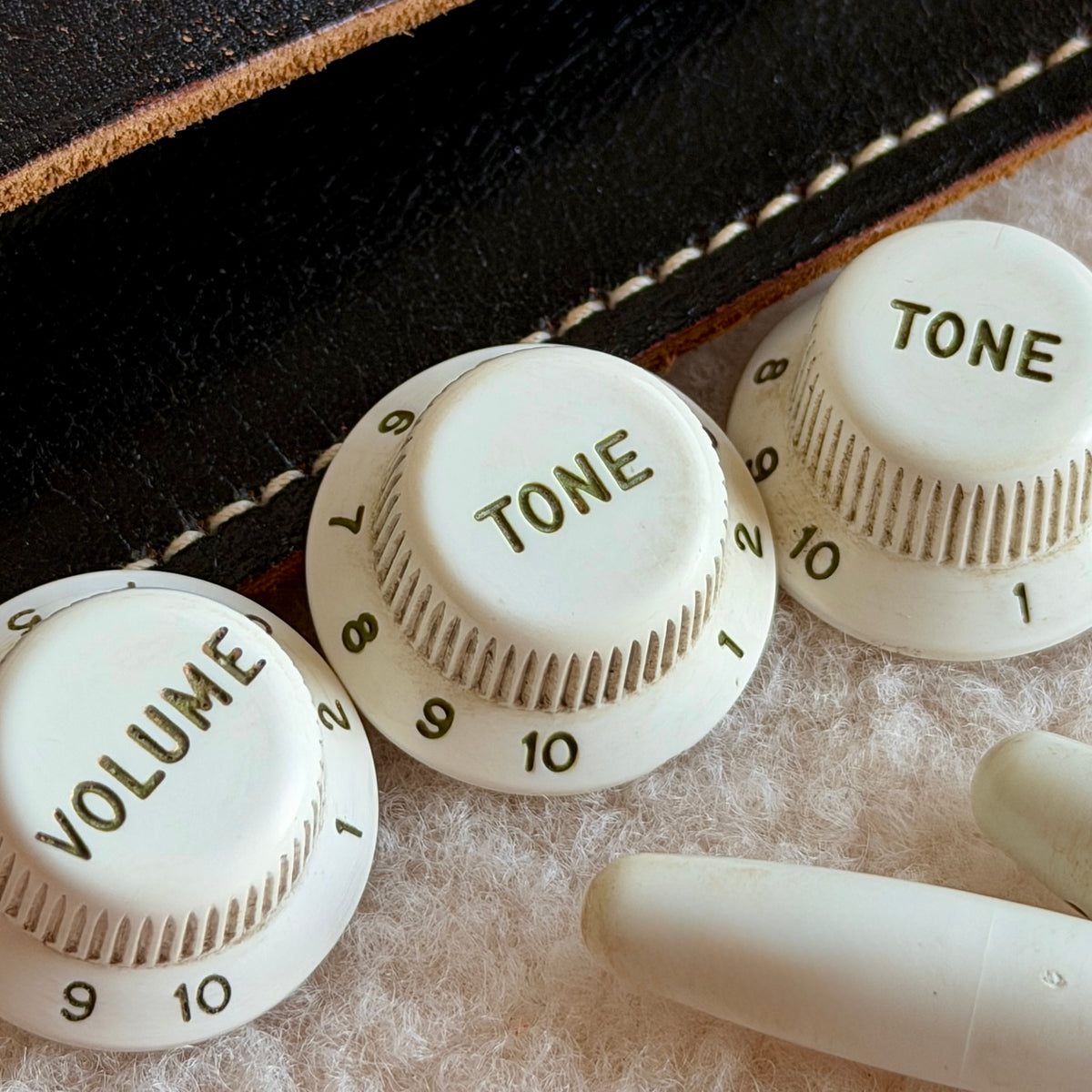 1955 Strat® Knobs, Covers & Tips (Bakelite Style)