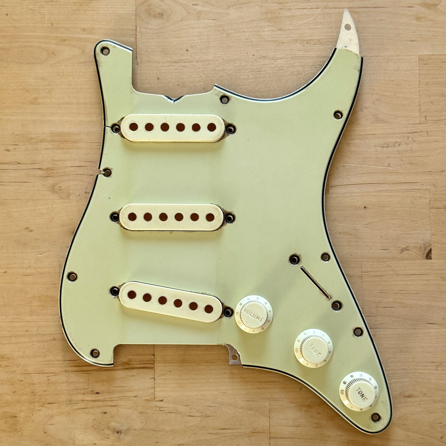 EINZELSTÜCK • Ultra Aged 1962 Strat® Pickguard in Mint