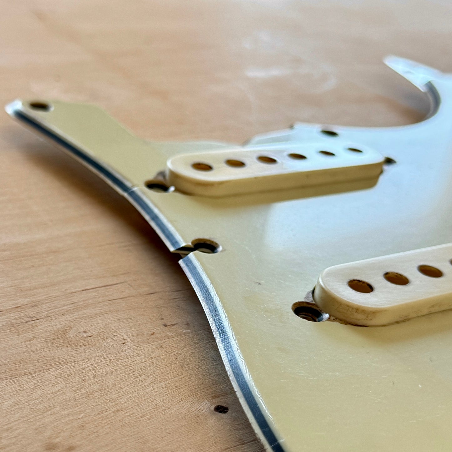 EINZELSTÜCK • Ultra Aged 1962 Strat® Pickguard in Mint