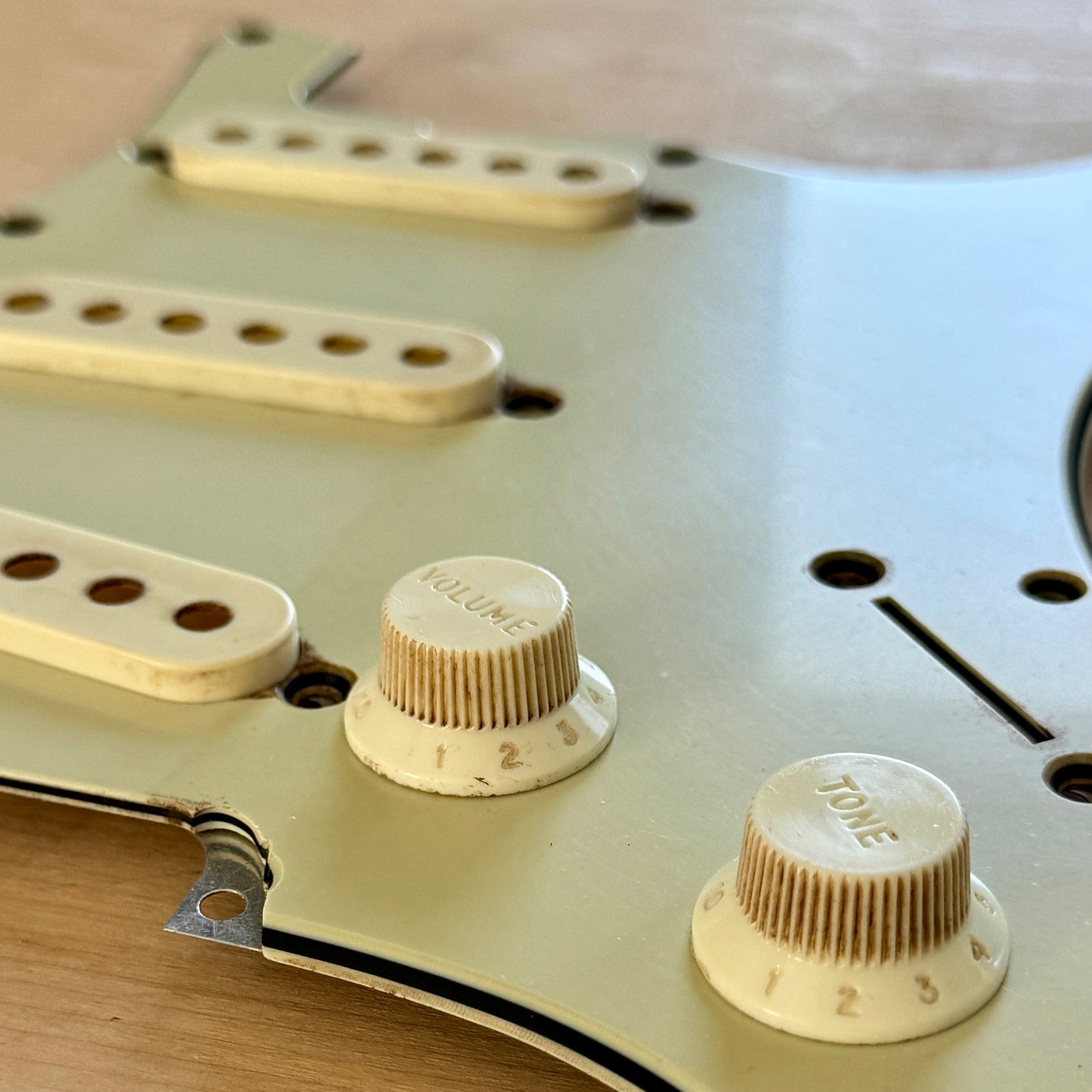 EINZELSTÜCK • Ultra Aged 1962 Strat® Pickguard in Mint