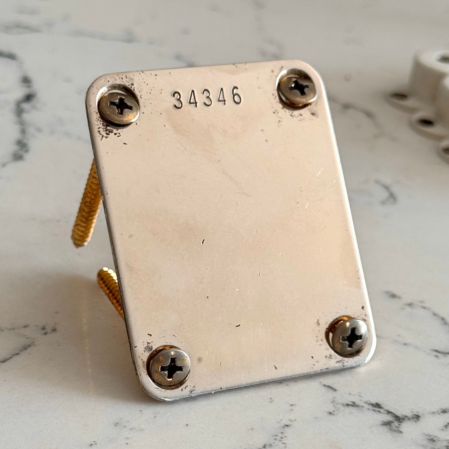 EINZELSTÜCK • Gealterte, abgenutzte Gold-Halsplatte von 1959