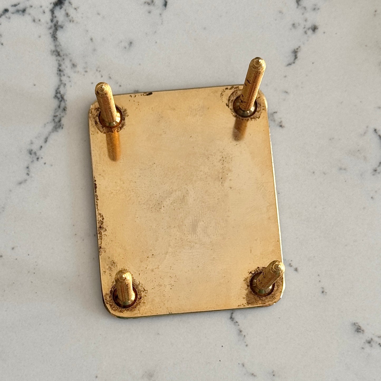 EINZELSTÜCK • Gealterte, abgenutzte Gold-Halsplatte von 1959