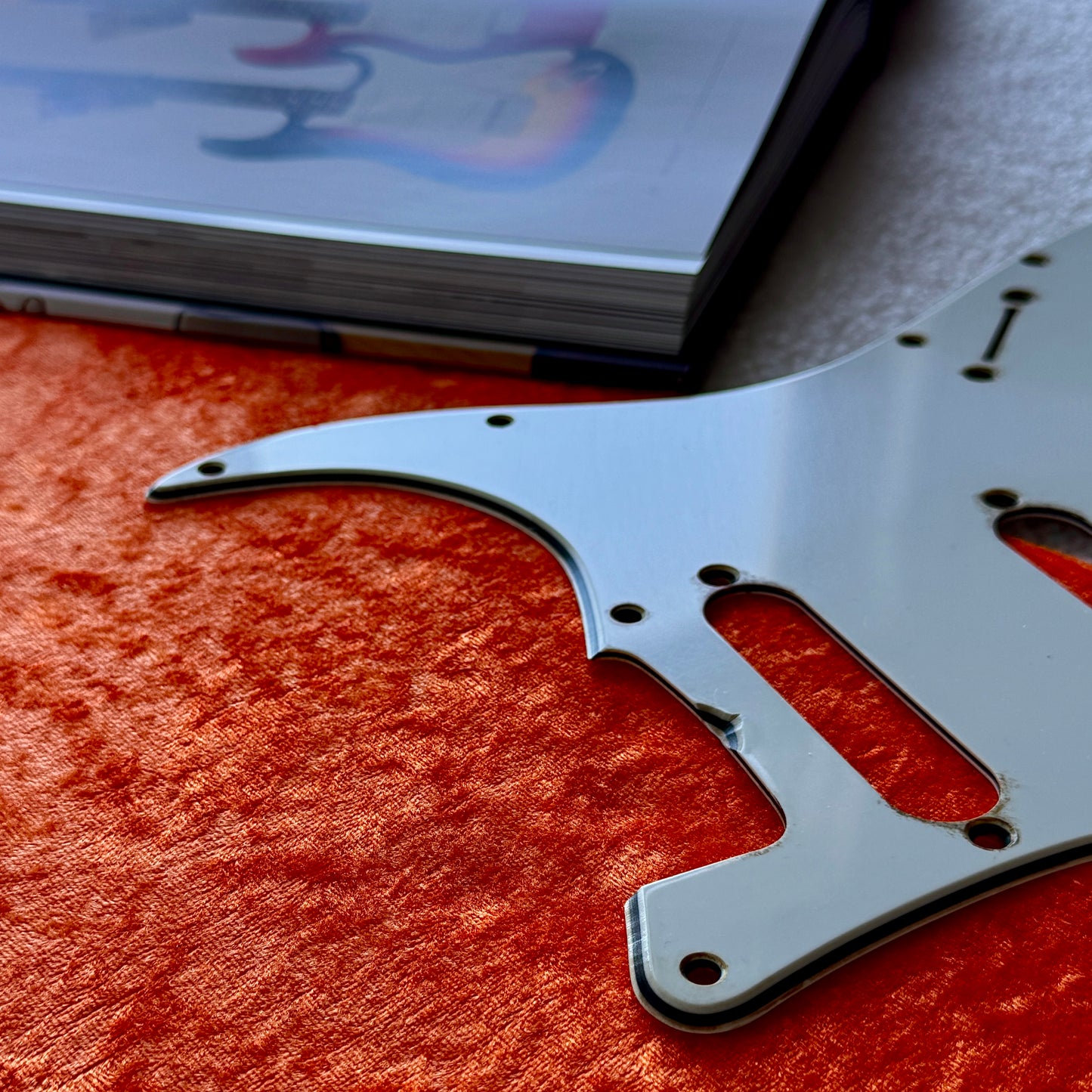 1964 Strat® Pickguard in Pergamentweiß