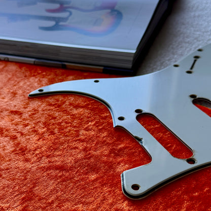 1964 Strat® Pickguard in Pergamentweiß