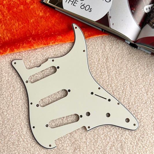 1964 Strat® Pickguard in Pergamentweiß