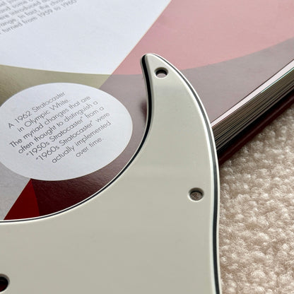 1964 Strat® Pickguard in Pergamentweiß