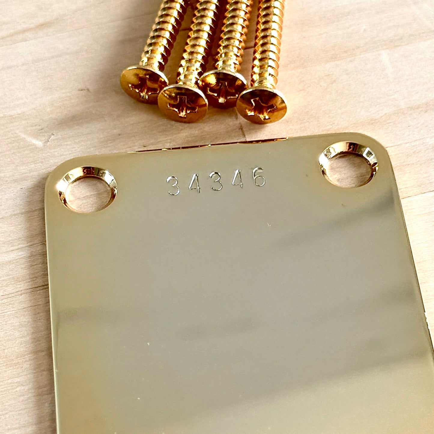 Vintage Halsplatte in Gold (Optionale Seriennummer)