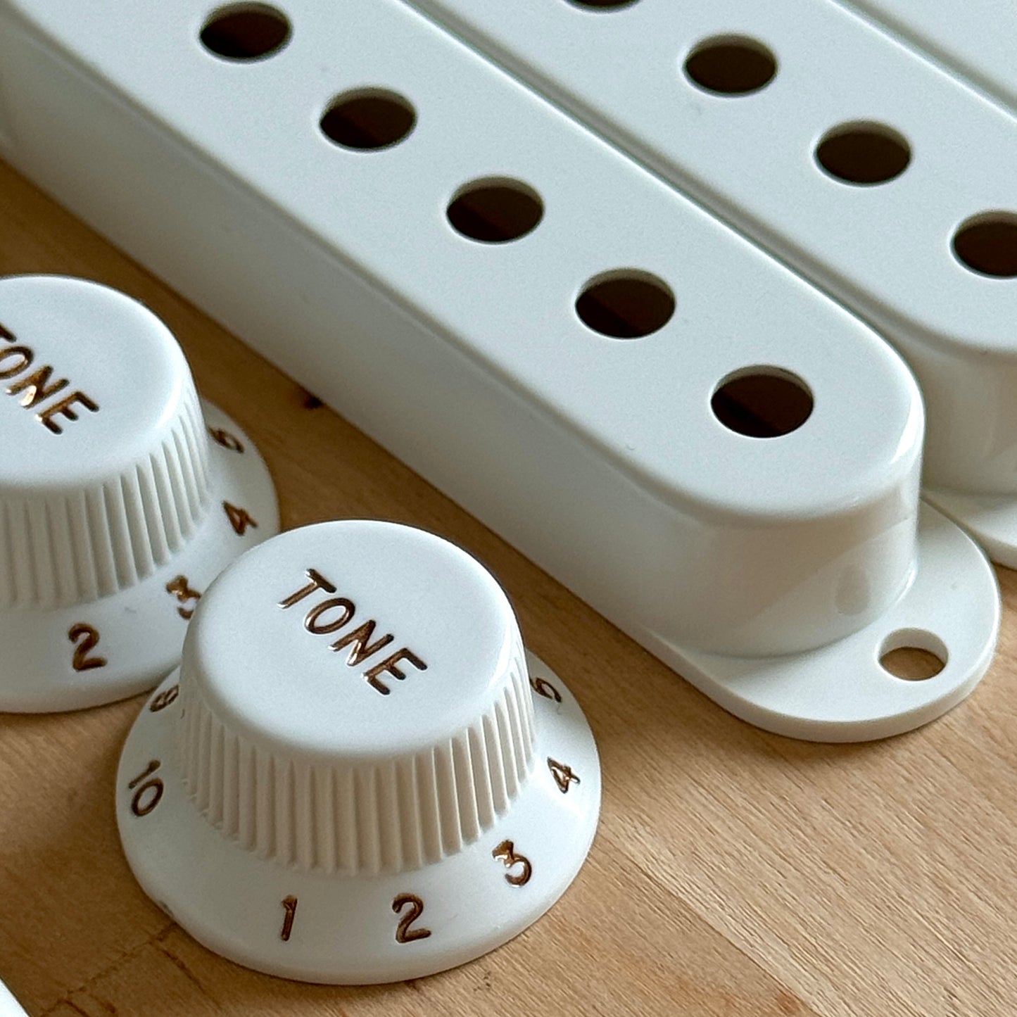 1955 Strat® Knobs, Covers & Tips (Bakelite Style)